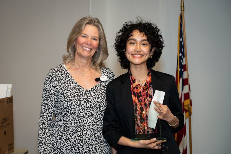 Naomy Mukai receiving the Roberta Strent Memorial Award. 